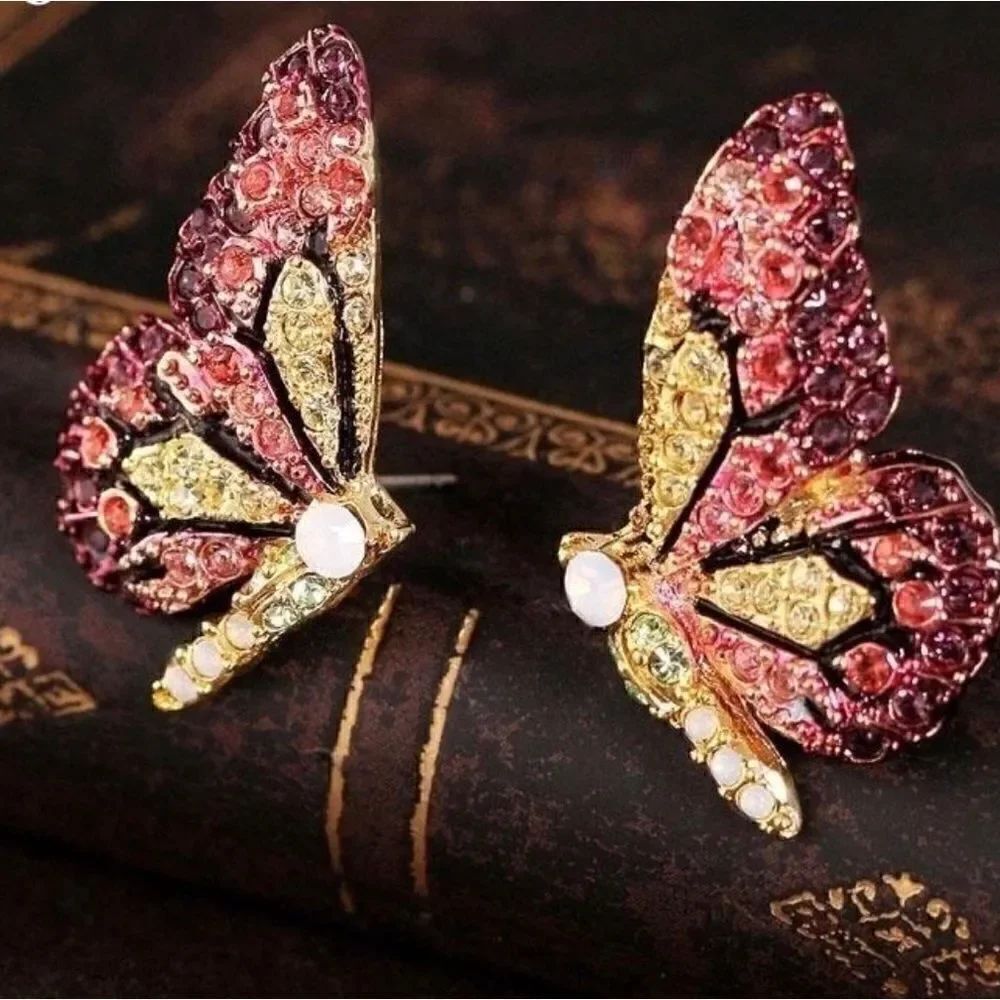 🩷 Betsey Johnson stunning crystal butterfly earrings 🩷